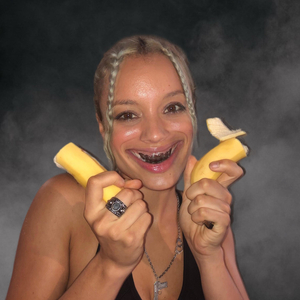 女生张开腿让男生甬的视频
